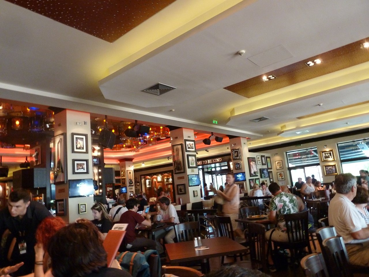 Elegantes Interieur des Restaurants Luntheriuma